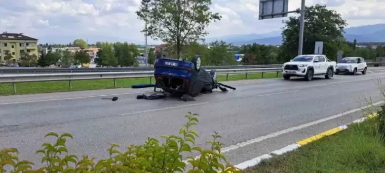 Sakarya Serdivan'da Ters Dönen Otomobil... Sürücü Şans Eseri Kurtuldu! 1