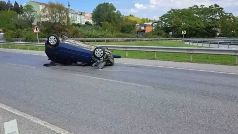 Sakarya Serdivan'da Ters Dönen Otomobil... Sürücü Şans Eseri Kurtuldu! 2