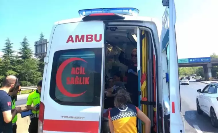 İçinde Anne Ve Bebek Olan Yenidoğan Ambulansı Kazaya Karıştı: 1 Yaralı 1