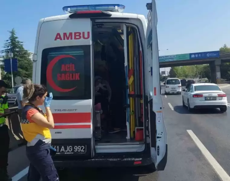 İçinde Anne Ve Bebek Olan Yenidoğan Ambulansı Kazaya Karıştı: 1 Yaralı 2