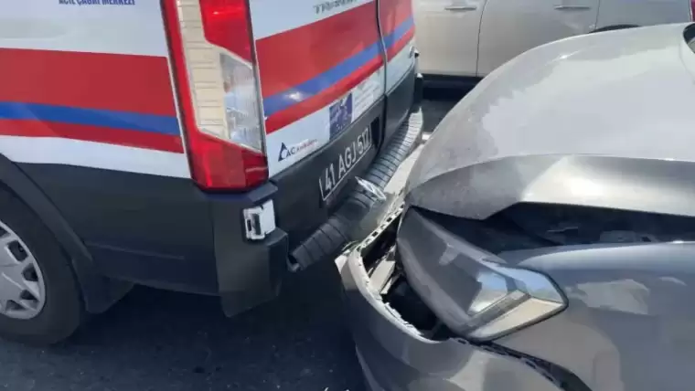 İçinde Anne Ve Bebek Olan Yenidoğan Ambulansı Kazaya Karıştı: 1 Yaralı 6