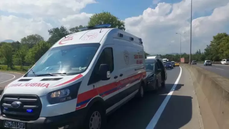 İçinde Anne Ve Bebek Olan Yenidoğan Ambulansı Kazaya Karıştı: 1 Yaralı 5