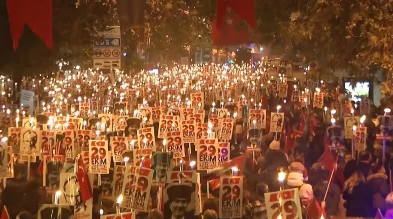 Cumhuriyet Bayramı’nda Fener Alayı Coşkusu Yaşandı! Peki Fener Alayı Nedir?