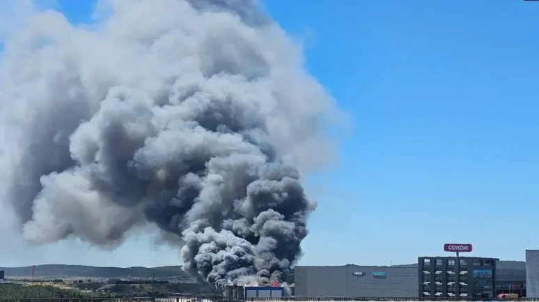 Korkutan Durum!  Kocaeli Çayırova’da 2 İş Yerinde Yangın