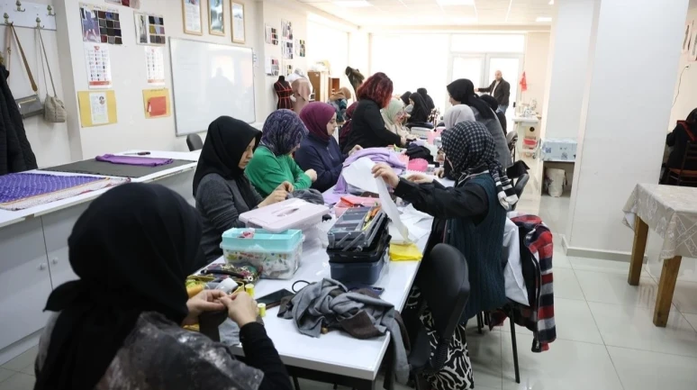 Kartepe’de kadınlar giyim kursuna yoğun ilgi gösteriyor