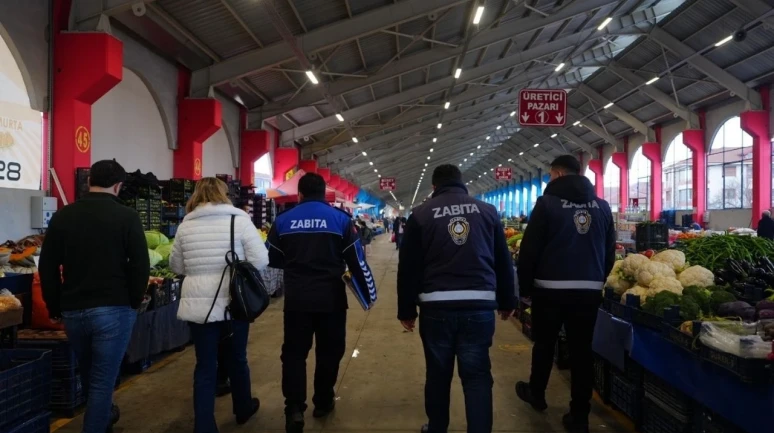 Düzce'de pazar yerinde zabıta denetimleri sıkılaştırdı