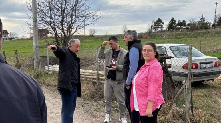 Bolu’da 4 köyde incelemelerde bulunan İl Genel Meclisi üyeleri bozuk yol hatlarını inceledi