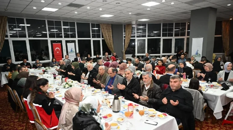 Kocaeli Kartepe Belediyesi şehit ailelerini unutmadı: Özel iftar yemeği düzenlendi