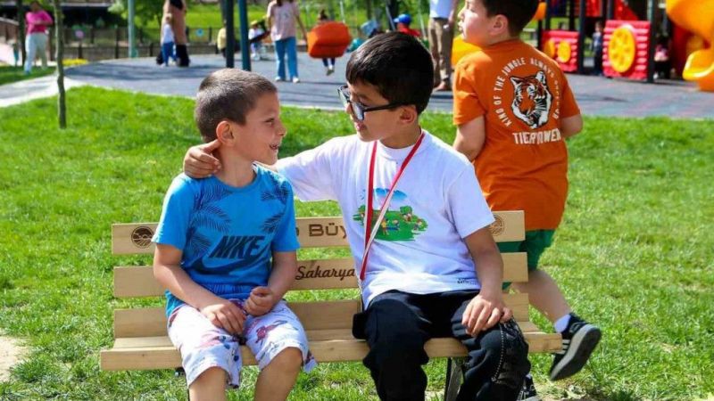 Sakarya Büyükşehir Belediyesi parklara renk kattı