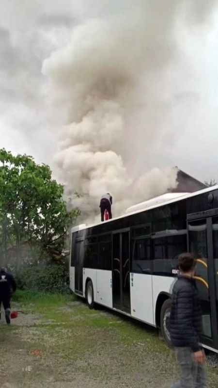 Sevk'e Hazır Otobüs Yandı