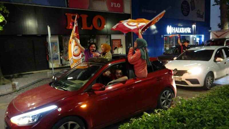 Kocaeli’de Galatasaraylılar şampiyonluğu coşkuyla kutladı