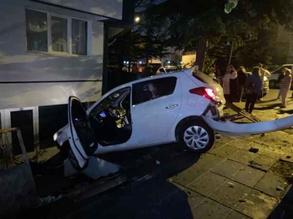 Bahçeye uçan otomobilden kaçarken sakatlandı