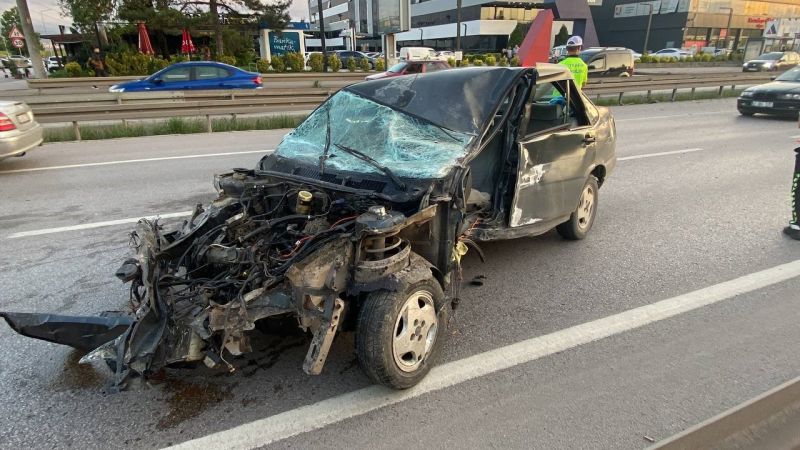 Paramparça olan otomobilden yaralı kurtuldu