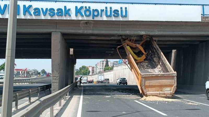 Seyir Halindeki Tır Köprü Altında Sıkıştı 