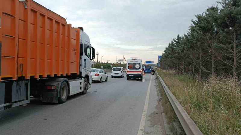 Kocaeli’de motosiklet bariyerlere çarptı: 1’i ağır 2 yaralı