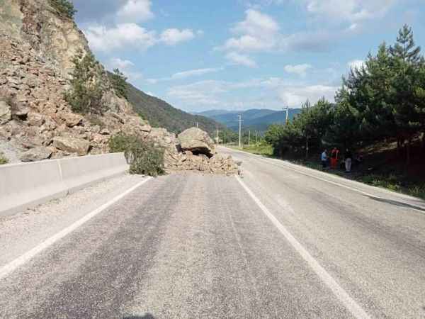 Heyelan nedeniyle dağdan kopan kaya parçaları yolu kapattı