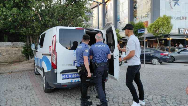 Tramvay durağında kavgaya karışan şahıs, müdahale eden güvenlik görevlisine saldırdı