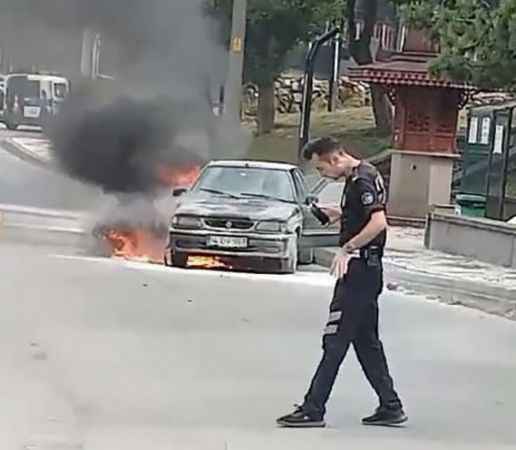 Alev alev yanan otomobilden geriye hurda yığını kaldı