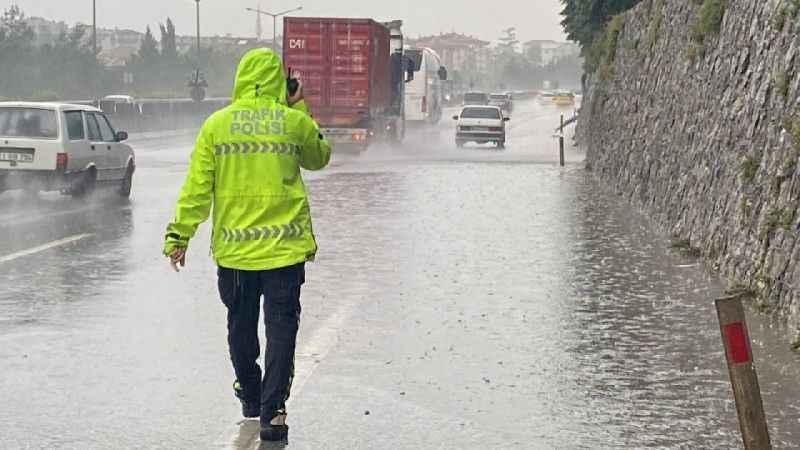 Kocaeli şiddetli yağmur sebebiyle adeta su altında kaldı, deniz ve dereler taştı, yollar göle döndü