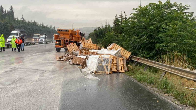 Kocaeli TEM Otoyolu’nda seramik yüklü tırın kasası devrildi, trafik durma noktasına geldi