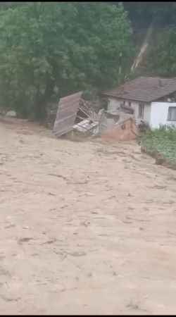 Sel sularına kapıldı, ahır böyle yıkıldı