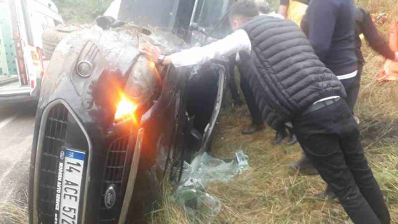 Yağmur sebebiyle kontrolden çıkan otomobil şarampole devrildi: 2 yaralı