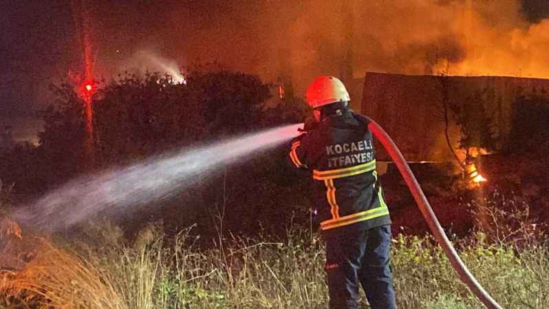 Geri dönüşüm fabrikasında çıkan yangın 2 saatte söndürüldü