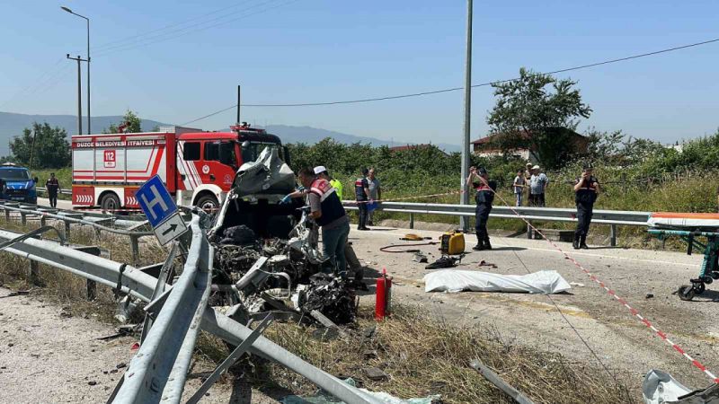 Bariyerlere saplanan otomobil paramparça oldu: 1 ölü