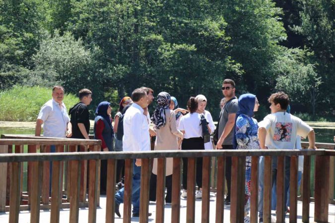 Sıcaktan bunalan vatandaşlar Gölcük Tabiat Parkı’nda serinledi