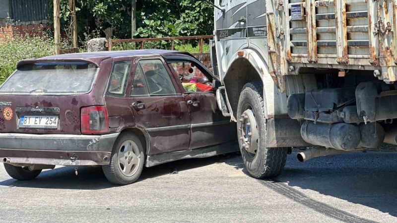 Kamyon ile otomobil çarpıştı: 3’ü çocuk 5 yaralı