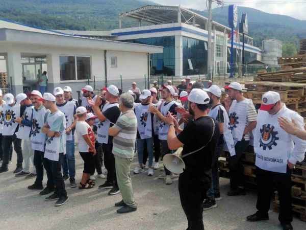 Su fabrikasında işten çıkarılan işçilerden eylem