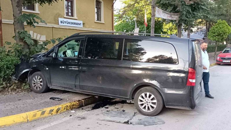 Turistleri taşıyan minibüs ağaca çarptı: 6 yaralı
