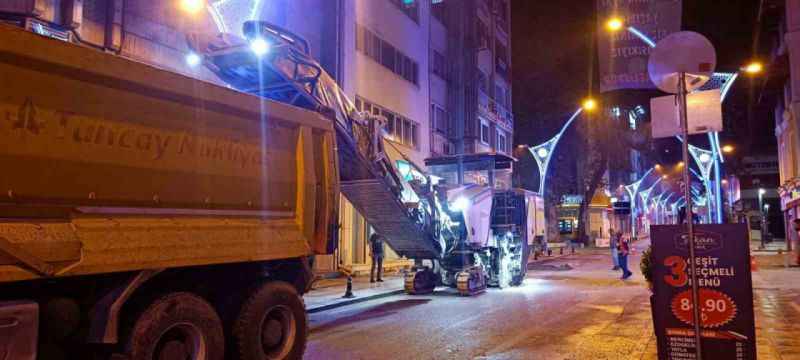 Alemdar Caddesinde gece yarısı asfaltlama