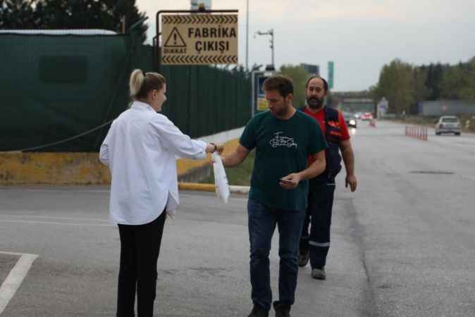 Kocaeli Haber: İşe Gitmek İçin Servis bekleyen işçilere ikramlık Verildi