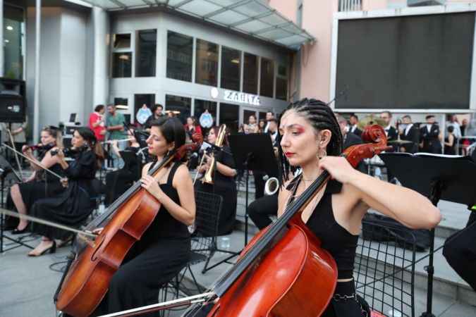 İzmit'te Cumhuriyet'in 100. Yılına Özel Vals Gösterisi Beğeni Topladı