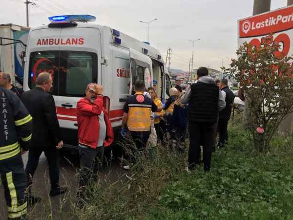 Kocaeli'de Belediye Otobüsüne Tır Çarptı