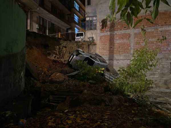 Kocaeli'de Yol Çöktü, Vatandaşlar Deprem Sandı