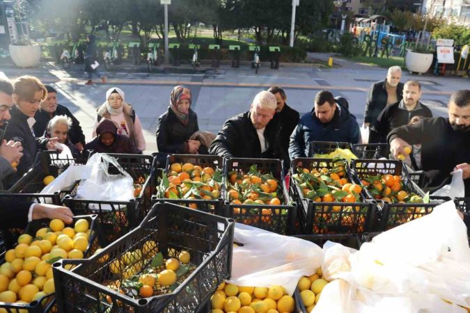 Mersin’den gönderilen meyveler İzmitlilere dağıtıldı