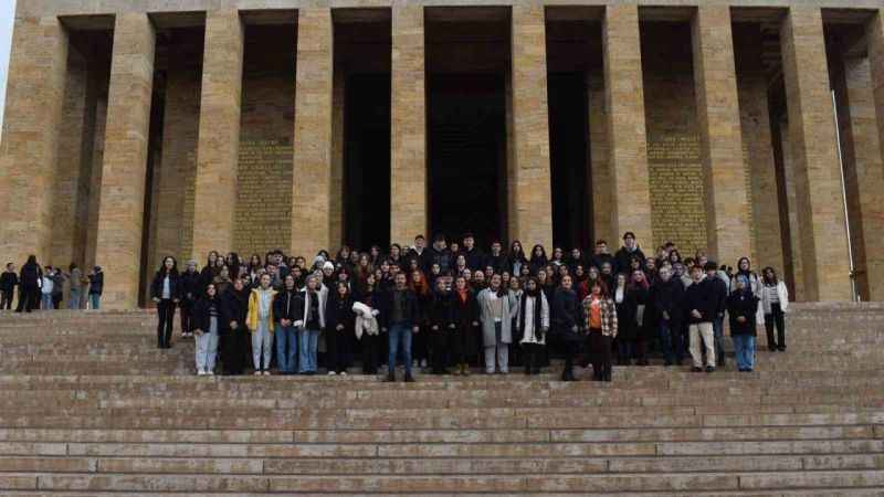 İzmit Belediyesi Çınar Akademisi İle Birlikte Anıtkabir'i Ziyaret Etti