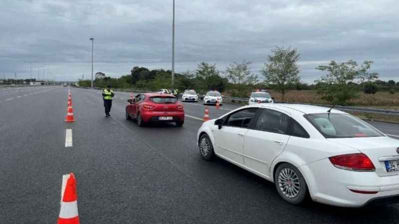 105 Bin Araç Kontrol Edildi, 695 Araç Ve 212 Kişi Trafikten Men Edildi