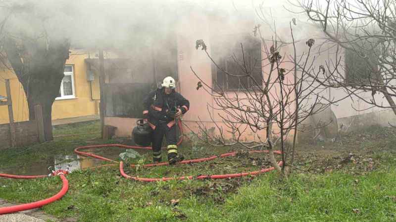 Prafabrik Evde Çıkan Yangın İtfaiye Ekiplerince Söndürüldü