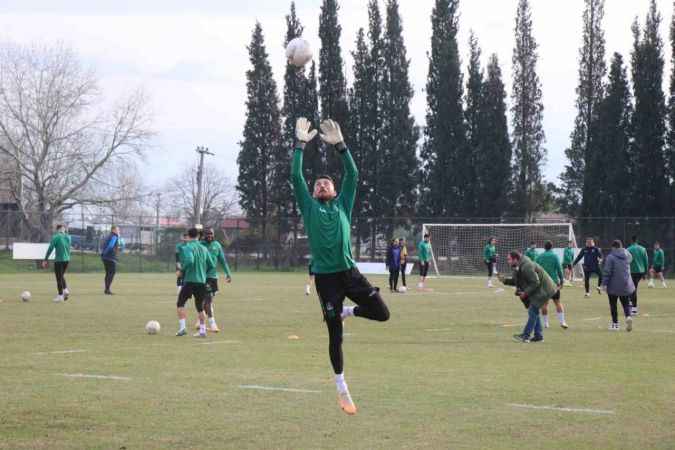 10 maçtır mağlup olmayan Sakaryaspor, ezeli rakibini yenmek için sahaya çıkacak