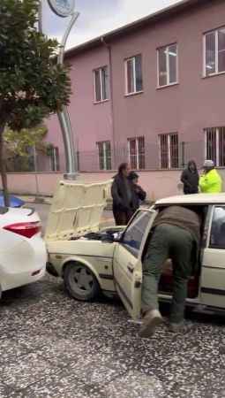 Çaldığı otomobille polisten kaçarken kaza yaptı