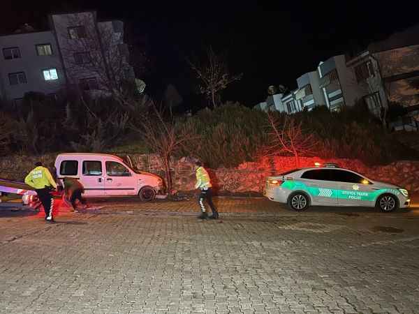 Alkollü sürücü önce polis aracına, sonra ağaca çarparak durdu: 2 gözaltı