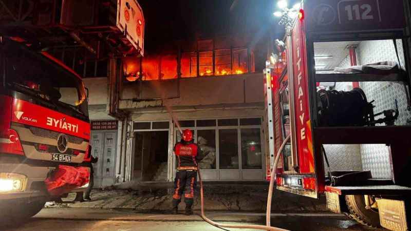 Sakarya'da Koltuk Üretimi Yapan Atölye Alevler İçinde Yandı