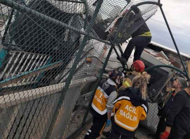 Dondurulmuş Tavuk Yüklü Tır Devrildi, Sürücüsü 2 Saat Sonra Kurtarıldı