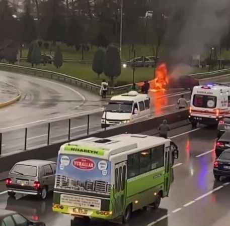 Otomobil Bariyere Çarptı, Alev Topuna Döndü!