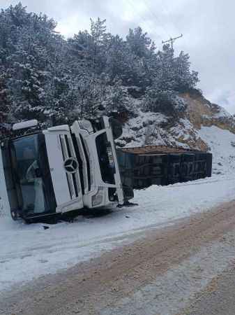 Bolu'da Buzlu Yol Kamyon Devirdi