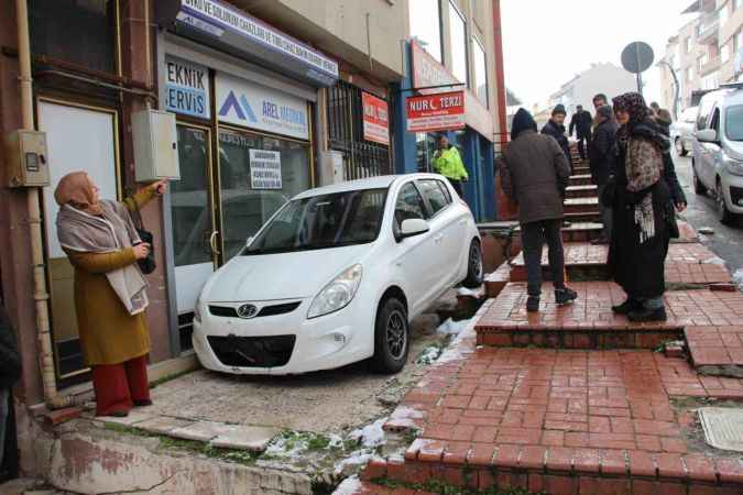 Yokuşta Kontrolden Çıkan Araç Merdivenlerde Askıda Kaldı Olayda Kimse Yara Almadan Kurtuldu!