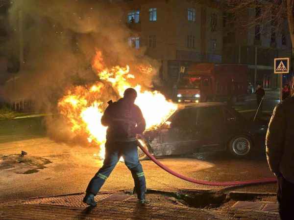 Kocaeli'de Seyir Halindeki Araba Alev Aldı